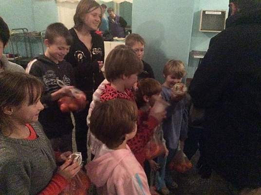 Бойцы «Святого Николая» привезли игрушки и сладости детям, эвакуированным из-под обстрела террористов