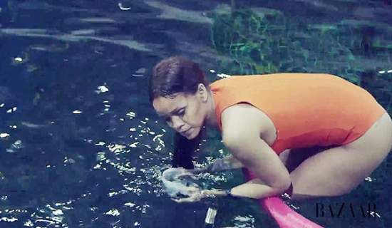 Рианна устроила заплыв с акулами