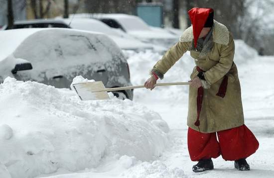"Киевавтодор" планирует очистить дороги от снега к утру пятницы