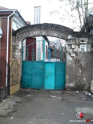 Николаевцы возмутились коммунальщиками, отказавшимися демонтировать аварийную арку: «От нас отмахнулись»