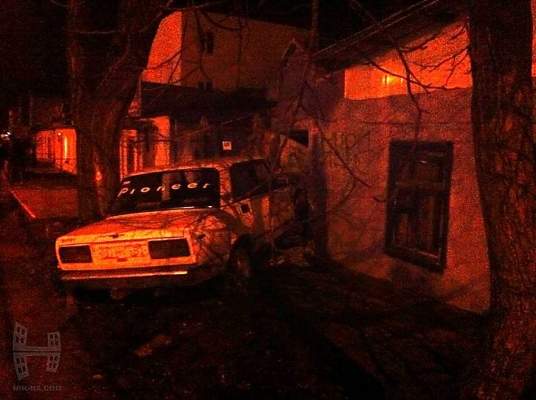 В центре Николаева пьяный водитель «Жигулей» протаранил жилой дом - с места происшествия его увезла «скорая»