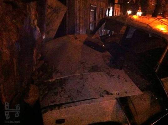 В центре Николаева пьяный водитель «Жигулей» протаранил жилой дом - с места происшествия его увезла «скорая»
