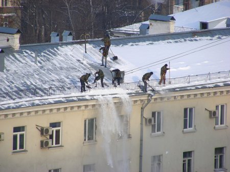 ЖКХ – очистка снега с крыши