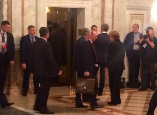 Меркель и Путин на некоторое время покидали зал заседаний "нормандской четверки"