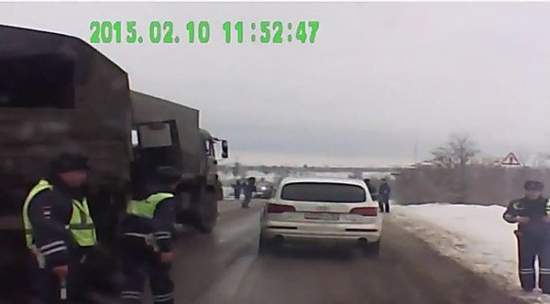 В сети появилось видео обстрелянного силовиками РФ грузовика с боевиками в Ростовской области