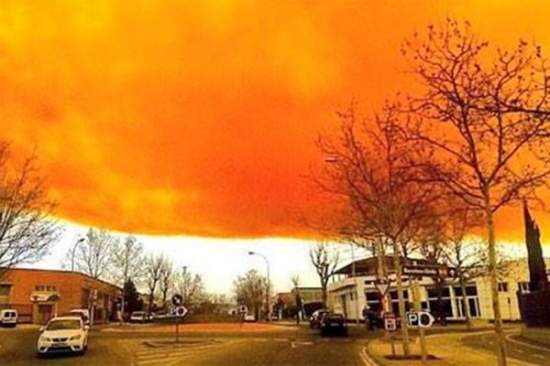 ​В Испании произошел взрыв на химзаводе, в небе повисло ядовитое оранжевое облако (фото)
