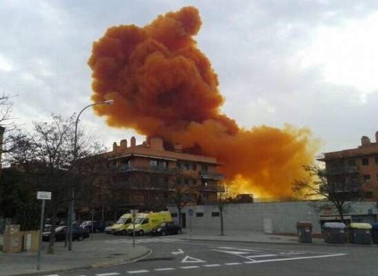 ​В Испании произошел взрыв на химзаводе, в небе повисло ядовитое оранжевое облако (фото)