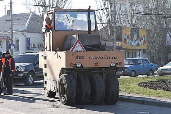 В Николаеве коммунальщики продолжают латать ямы на особо опасных участках дороги во избежание ДТП