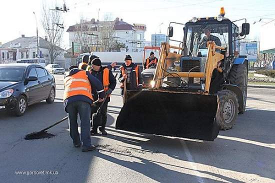 В Николаеве коммунальщики продолжают латать ямы на особо опасных участках дороги во избежание ДТП
