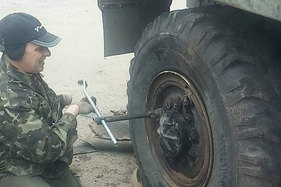 В Николаеве волонтеры-ремонтники шесть дней в неделю восстанавливают и модернизируют военную технику