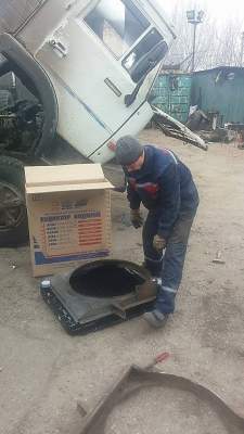 В Николаеве волонтеры-ремонтники шесть дней в неделю восстанавливают и модернизируют военную технику