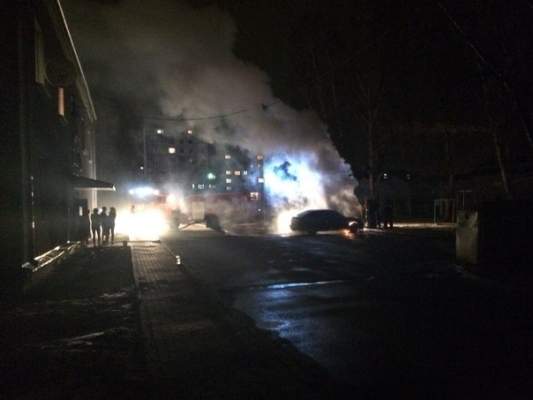 Автомобиль в центре Слуцка тушили снегом и водой из тазиков Автомобиль в центре Слуцка тушили снегом и водой из тазиков