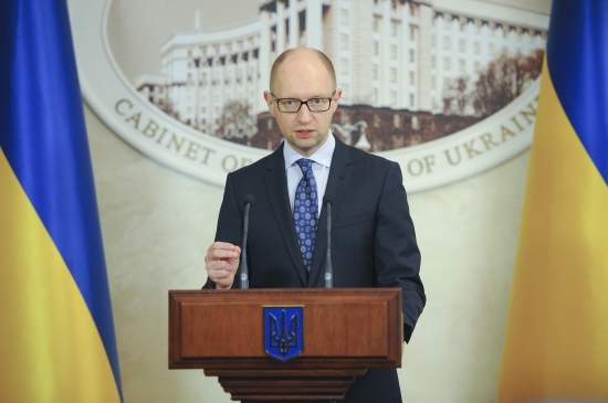 Яценюк: Кабмин намерен в 2015 году сократить количество чиновников на 20%