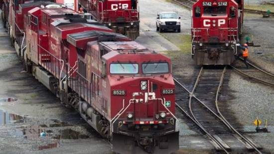 В Онтарио сошел с рельсов и загорелся поезд с нефтью