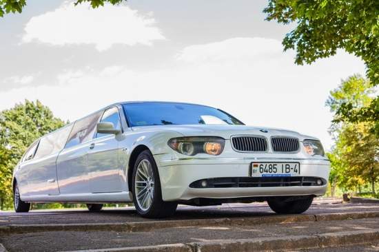 По Гродно ездит уникальный 10-метровый лимузин BMW E66