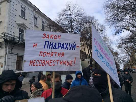 Под одесской прокуратурой собрались «автомайдановцы» со всей Украины и угрожают милиции «Айдаром», требуя выпустить их соратника