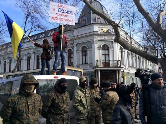 Под одесской прокуратурой собрались «автомайдановцы» со всей Украины и угрожают милиции «Айдаром», требуя выпустить их соратника