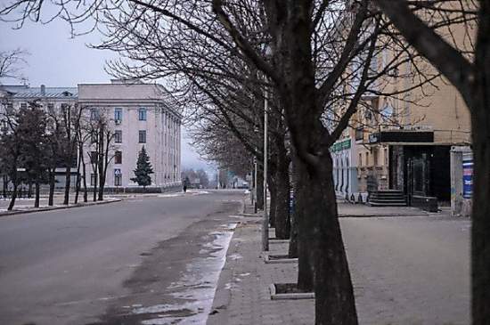 Луганск «замер» в ожидании долгожданного перемирия: на улицах нет людей, все закрыто, ходят террористы
