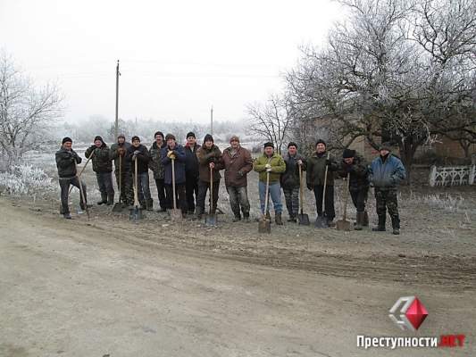 Активисты, не дожидаясь помощи от власти, разравнивали опасные места трассы «Александровка-Кировоград-Николаев»