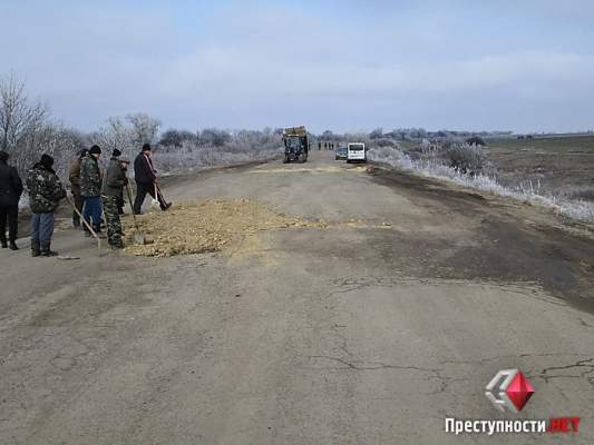 Активисты, не дожидаясь помощи от власти, разравнивали опасные места трассы «Александровка-Кировоград-Николаев»