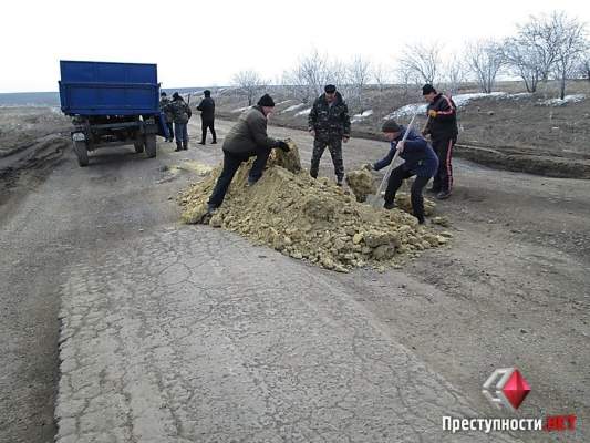 Активисты, не дожидаясь помощи от власти, разравнивали опасные места трассы «Александровка-Кировоград-Николаев»
