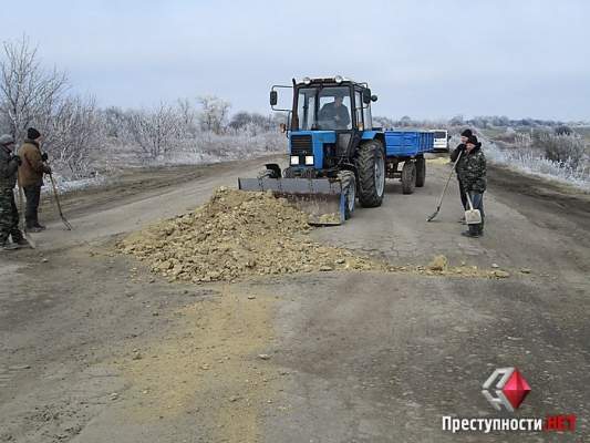 Активисты, не дожидаясь помощи от власти, разравнивали опасные места трассы «Александровка-Кировоград-Николаев»