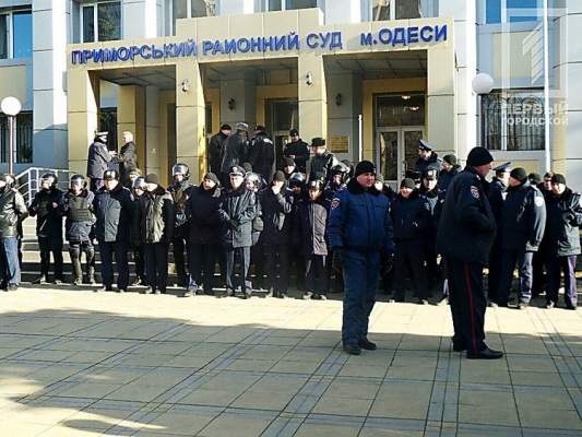 Активисты «Автомайдана» на БРДМ приехали к Приморскому суду в Одессе: всех гражданских судей отпустили домой