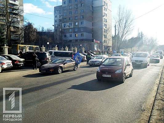 Активисты «Автомайдана» на БРДМ приехали к Приморскому суду в Одессе: всех гражданских судей отпустили домой