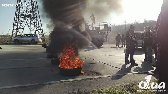 Активисты «Автомайдана» в Одессе жгут шины возле порта, требуя вывести украинских военных из окружения под Дебальцево