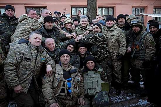 Порошенко в Артемовске встретился с бойцами, вышедшими из Дебальцево