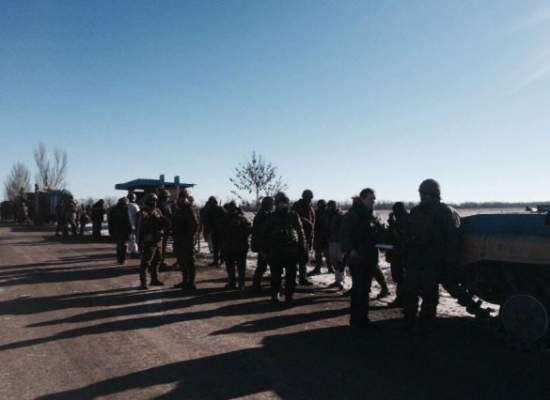 Украинские военные продолжают выходить из Дебальцево, боевики подтягивают подкрепление, - волонтер