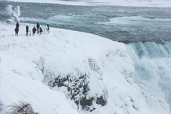 Ниагарский водопад почти замерз из-за аномально низких температур