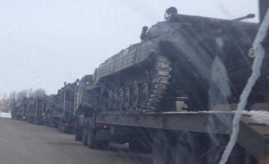 На границе с Луганской областью стоят 200 российских танков (фото)