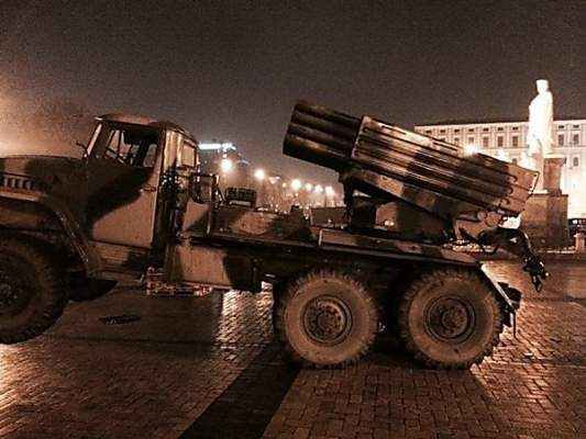 На Михайловскую площадь в Киеве всю ночь свозили российскую военную технику захваченную на Донбассе