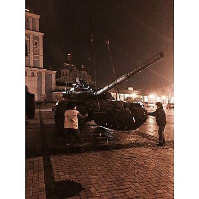 На Михайловскую площадь в Киеве всю ночь свозили российскую военную технику захваченную на Донбассе