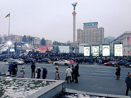 Десятки тысяч человек пришли на Майдан почтить память героев Небесной сотни