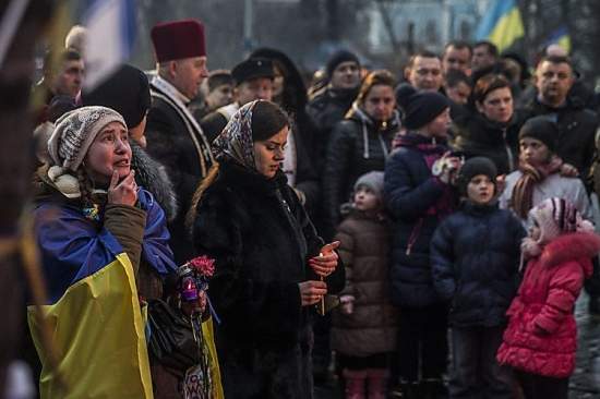Десятки тысяч человек пришли на Майдан почтить память героев Небесной сотни