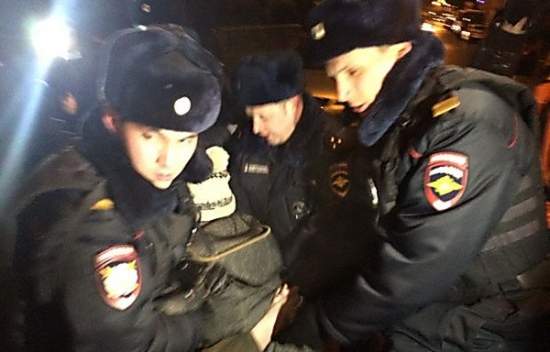 У посольства Украины в Москве задержали людей за попытку возложить цветы в память Небесной сотни