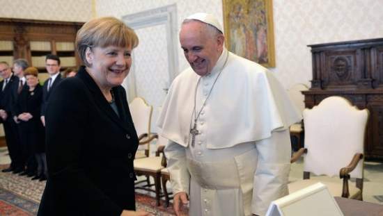 Меркель и Папа Римский обсудили ситуацию в Украине, а также проблемы бедности