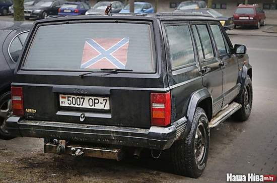 В Минске джипу с флагом террористической «Новороссии» неизвестные пробили колеса