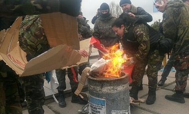 В Мариуполе активисты сожгли гроб с "телом" Путина