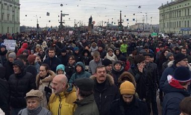 В Петербурге задержаны участники шествия с флагами Украины