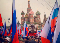 На шествии памяти Немцова в Москве задержаны более 50 человек