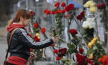 Киевляне несут цветы к посольству России в память о Немцове