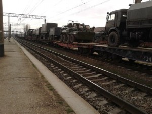 В России на железнодорожных станциях грузят военную технику