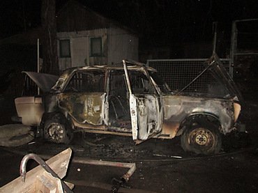 Милиция ищет поджигателей машин в Первомайске, уничтоживших два автомобиля