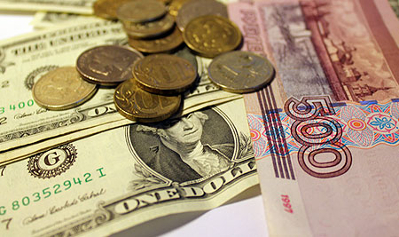 Доллар в обменниках на покупке подешевел до 23,63 грн, на продаже – подорожал до 26,47 грн