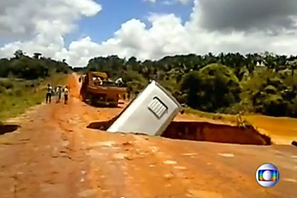 В Бразилии пассажирский автобус целиком провалился в яму и его унесло течением по реке