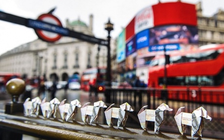 Флешмоб в Лондоне: 500 собак-оригами из 10-фунтовых купюр