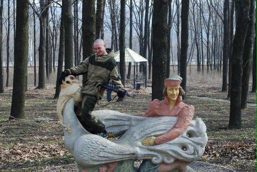 Донецкий «ополченец» надругался над статуями в детском парке (фото)